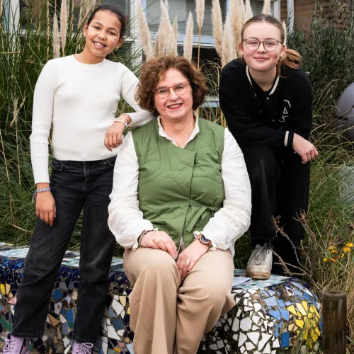 Debby en haar leerlingen van de Noordwijkse School