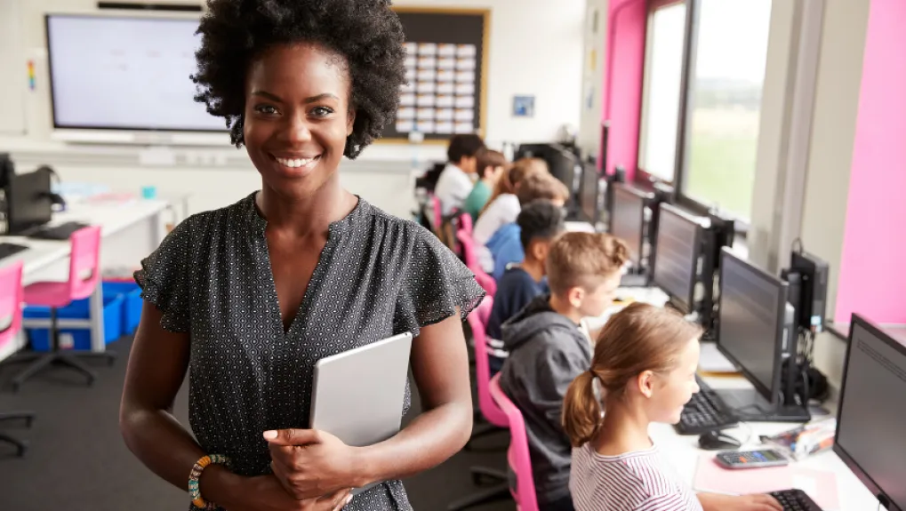 docente in klaslokaal basisschool