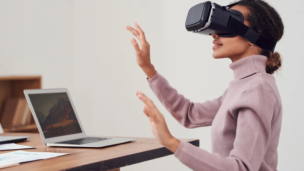 Vrouw met virtual reality bril op