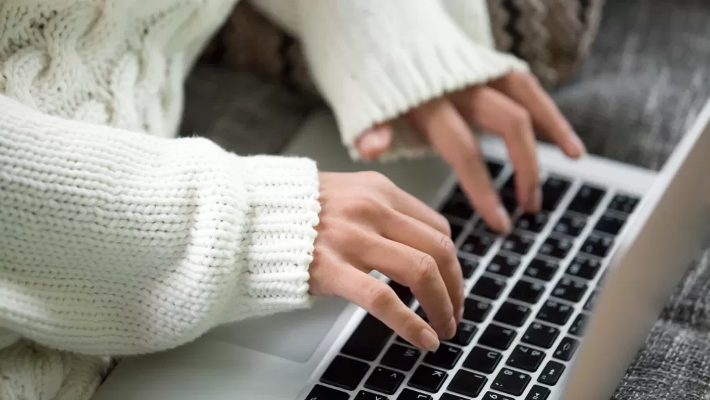 Vrouw achter een laptop