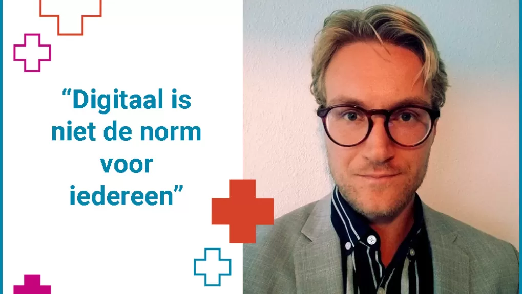 Portretfoto van Alexander Smit aan de rechterkant, aan de linkerkant staan plusjes (sommige gevuld met kleur, sommige alleen met omlijning) met in het midden een quote: "Digitaal is niet de norm voor iedereen"