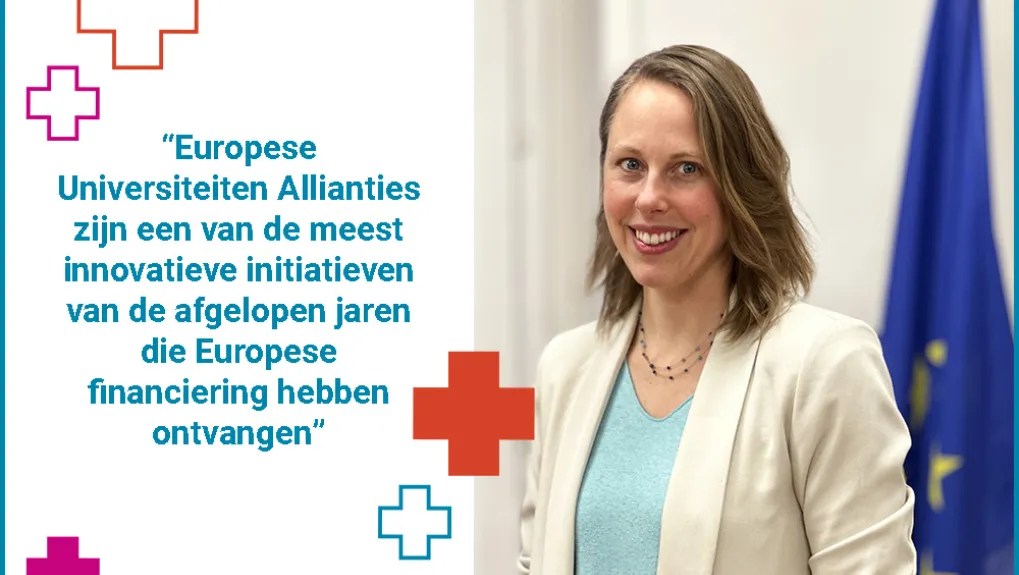 Een splitscreen met rechts een portretfoto van Emily Helmeid. Ze draagt een lichtblauw shirt met een cremekleurig jasje eroverheen. Rechts achter haar zie je een Blauwe Europese vlag met gele sterren. Links van de portretfoto staat de quote: "Europese Universiteiten Allianties zijn een van de meest innovatieve initiatieven van de afgelopen jaren die Europese financiering hebben ontvangen"