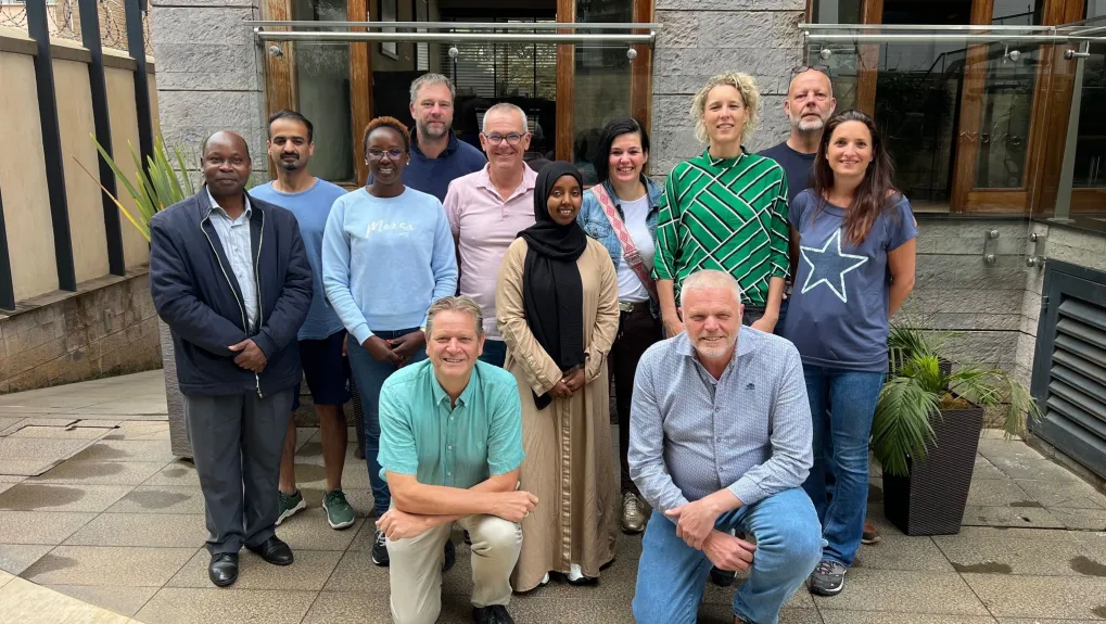 Groep mensen in samenwerking project Kenia - Nederland