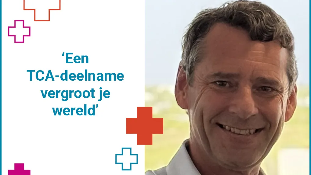 Gesplit beeld: de rechterhelft toont een portretfoto van Edwin van Opstal, met kort donker en grijs haar, met een gele blouse aan. Links staat de quote "Een TCA-deelname vergroot je wereld" met linksboven twee plusjes en rechtsonder twee plusjes, waarvan één ingevuld met kleur en de rest alleen met een gekleurde belijning.