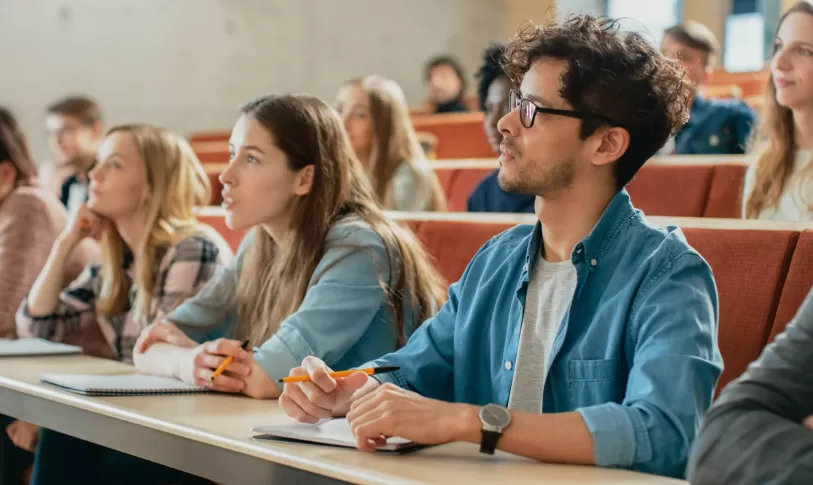 studenten hoger onderwijs in collegebank