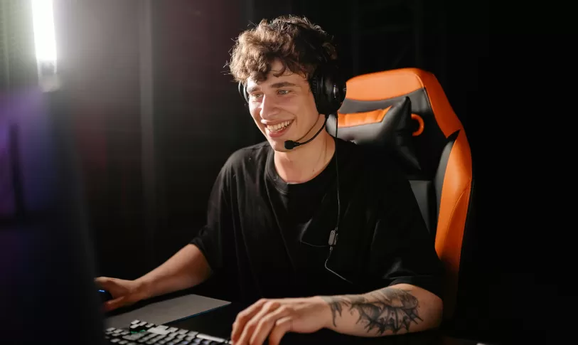 jonge man achter computer