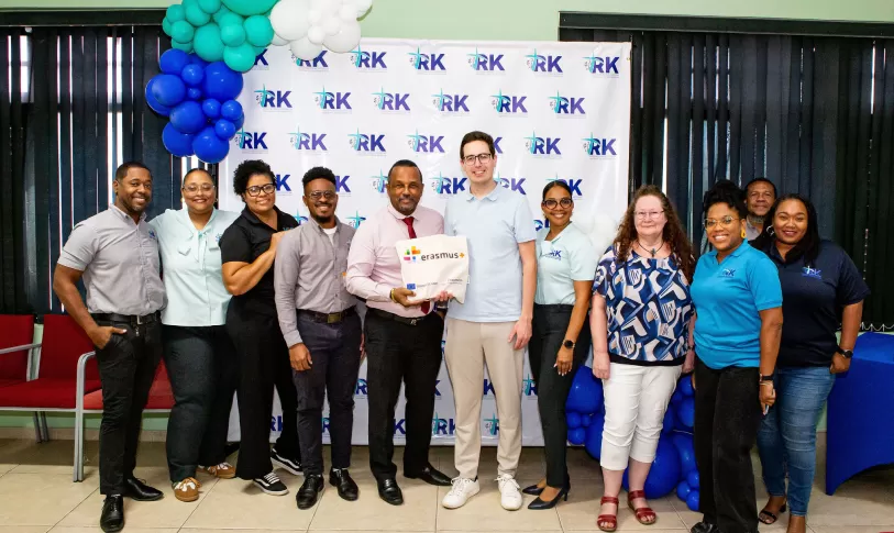 verschillende mensen gefotografeerd tijdens een werkbezoek