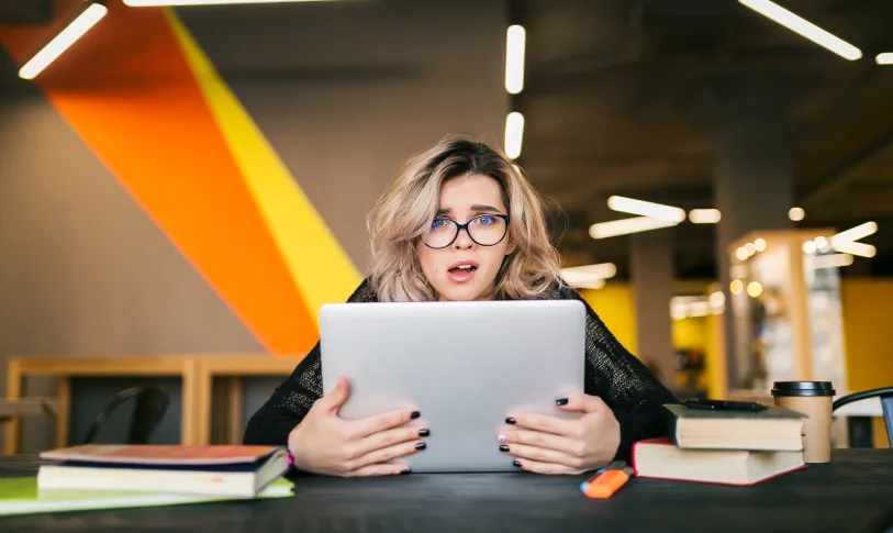 vrouw met laptop in paniek