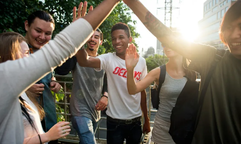 Jongeren geven high five