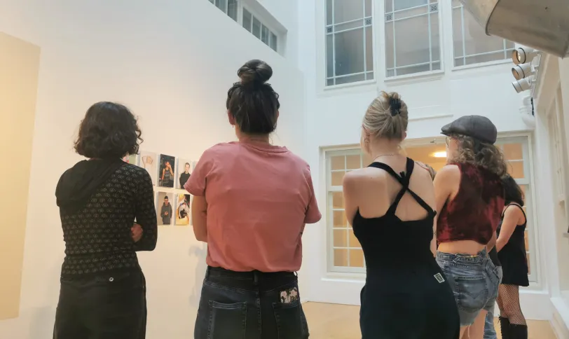 groep jongeren bij eigen tentoonstelling