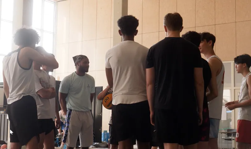 Omslagfoto jongeren die basketballen