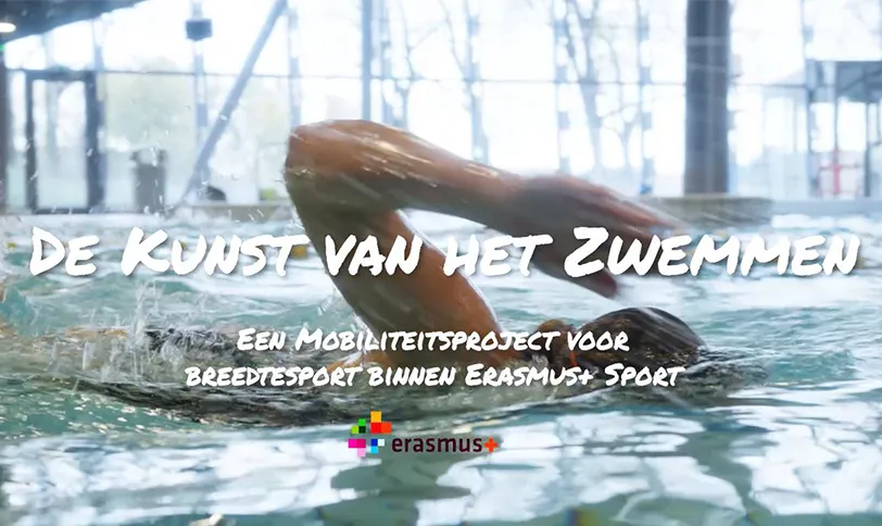 Foto van zwemmende man