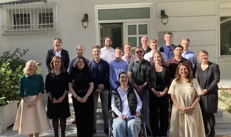 Groepsfoto studenten en staf in Albanië
