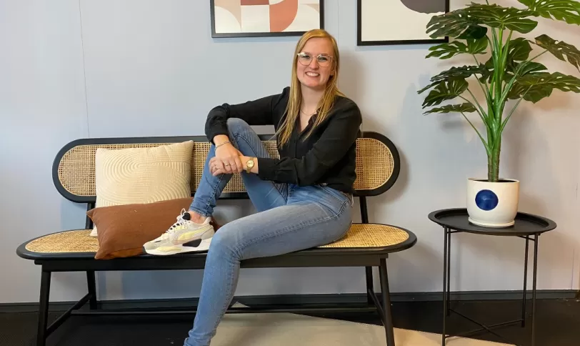 Nynke op bank