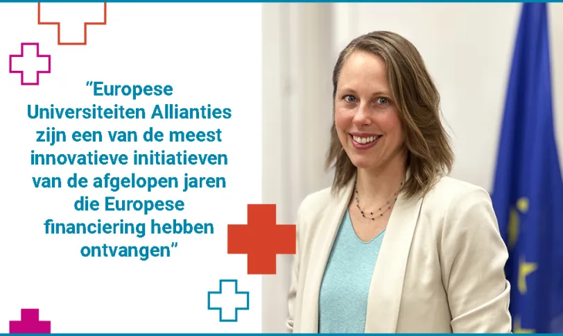 Een splitscreen met rechts een portretfoto van Emily Helmeid. Ze draagt een lichtblauw shirt met een cremekleurig jasje eroverheen. Rechts achter haar zie je een Blauwe Europese vlag met gele sterren. Links van de portretfoto staat de quote: "Europese Universiteiten Allianties zijn een van de meest innovatieve initiatieven van de afgelopen jaren die Europese financiering hebben ontvangen"