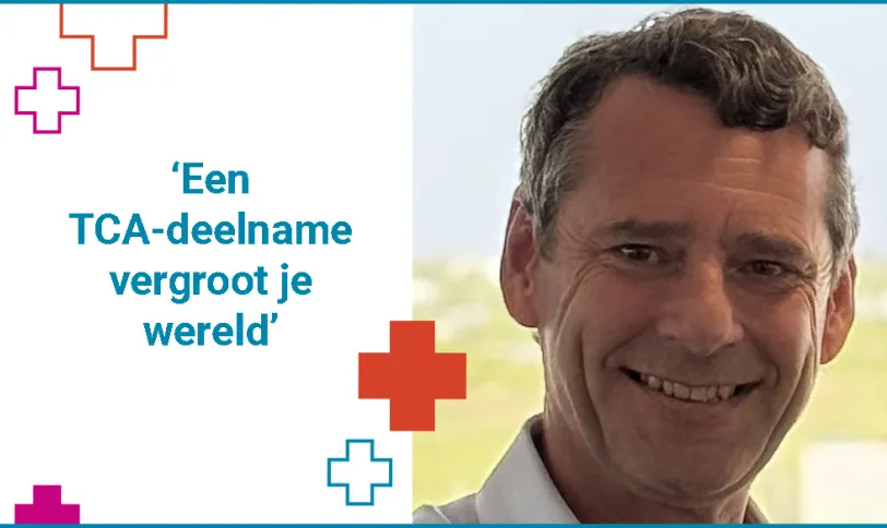 Gesplit beeld: de rechterhelft toont een portretfoto van Edwin van Opstal, met kort donker en grijs haar, met een gele blouse aan. Links staat de quote "Een TCA-deelname vergroot je wereld" met linksboven twee plusjes en rechtsonder twee plusjes, waarvan één ingevuld met kleur en de rest alleen met een gekleurde belijning.