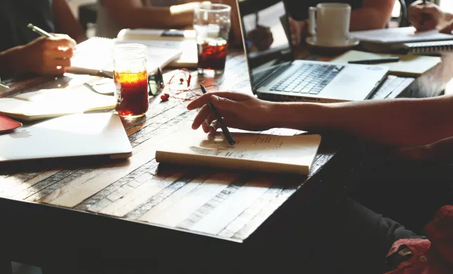 Samenwerkende mensen aan een tafel