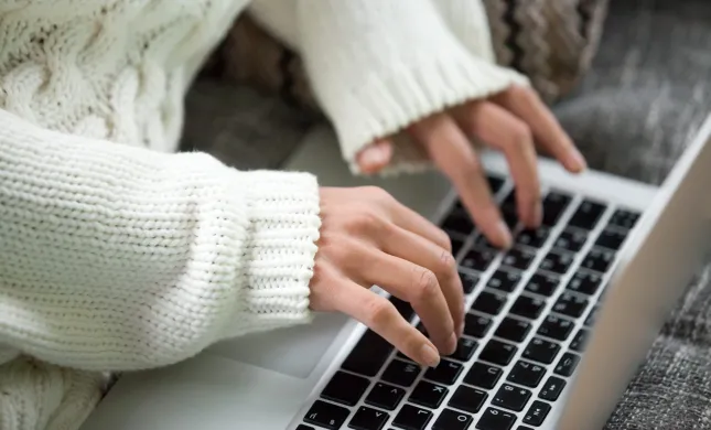 Vrouw achter een laptop