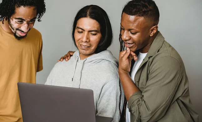 3 (jonge)mannen achter een laptop, blij