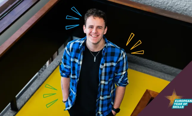 Bas die op de trap staat