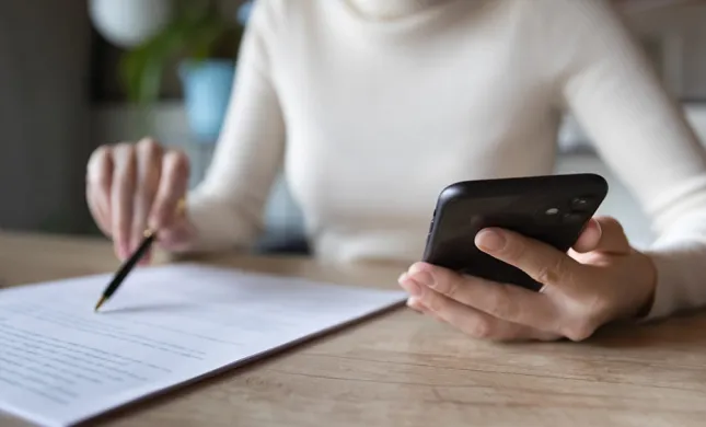 Vrouw die een checklist afwerkt