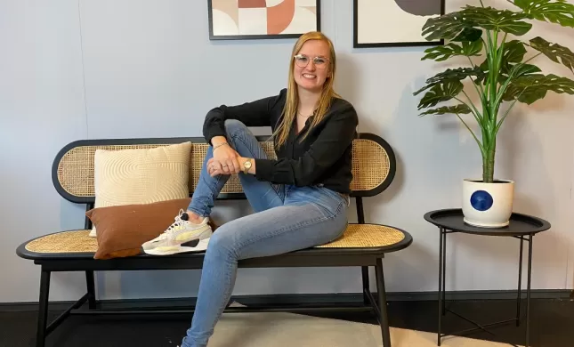 Nynke op bank