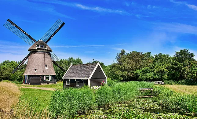 Molen bij een blauwe lucht