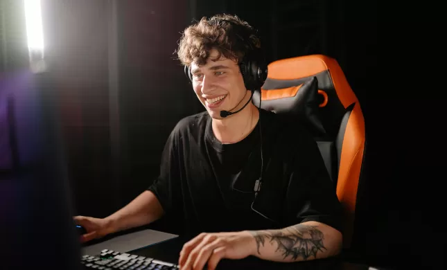 jonge man achter computer