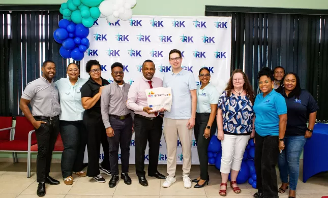 verschillende mensen gefotografeerd tijdens een werkbezoek