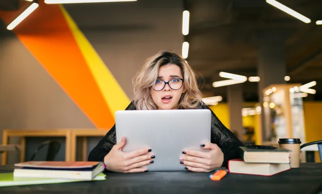 vrouw met laptop in paniek