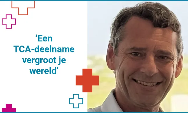 Gesplit beeld: de rechterhelft toont een portretfoto van Edwin van Opstal, met kort donker en grijs haar, met een gele blouse aan. Links staat de quote "Een TCA-deelname vergroot je wereld" met linksboven twee plusjes en rechtsonder twee plusjes, waarvan één ingevuld met kleur en de rest alleen met een gekleurde belijning.