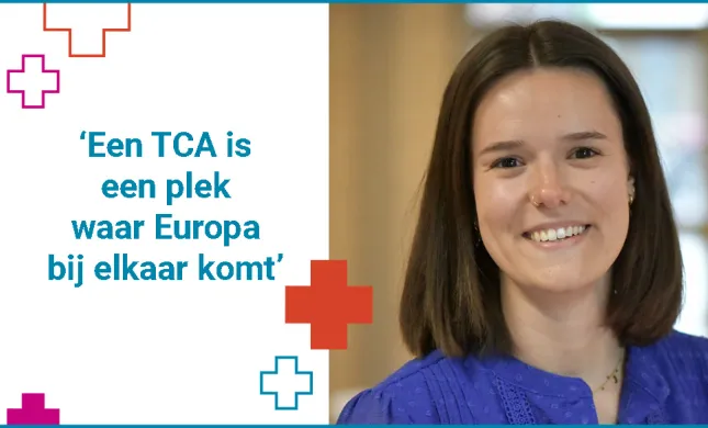 Rechterhelft staat een portretfoto van Ruby Maes. Ze heeft stijl donker haar tot op haar schouders en een blouse aan met een diep blauwe kleur. Ze lacht. Links staat een quote: 'Een TCA is een plek waar Europa bij elkaar komt'. De quote wordt omgeven door twee plusjes linksboven en twee plusjes rechtsonder. Rechtsonder is er één plus ingevuld met kleur, de rest is alleen met een gekleurde belijning. 