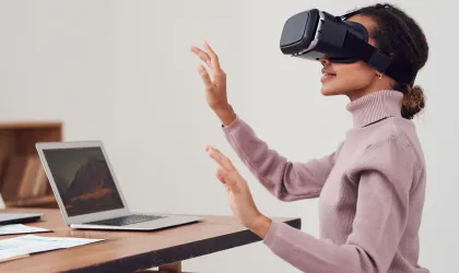 Vrouw met virtual reality bril op