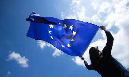 Europese vlag in de lucht gehouden