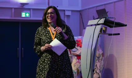 Sophia van het NAtionaal Agentschap presenteert tijdens evenement