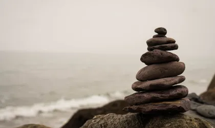 Stenen en kiezels opgestapeld aan zee