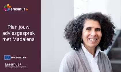 Foto van Madalena Pereira, met links de tekst 'Plan jouw adviesgesprek in', samen met het logo van het Nationaal Agentschap, het logo van het Erasmus+ programma en het logo van de Europese Unie