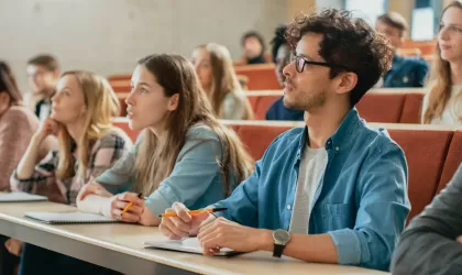 studenten hoger onderwijs in collegebank