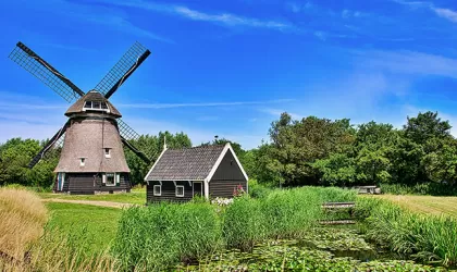 Molen bij een blauwe lucht