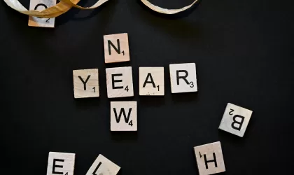 foto van new year gespeld in scrabbleblokjes
