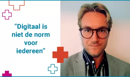 Portretfoto van Alexander Smit aan de rechterkant, aan de linkerkant staan plusjes (sommige gevuld met kleur, sommige alleen met omlijning) met in het midden een quote: "Digitaal is niet de norm voor iedereen"