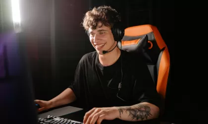 jonge man achter computer