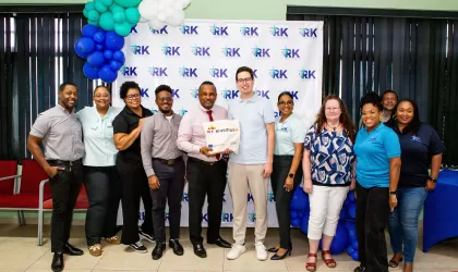 verschillende mensen gefotografeerd tijdens een werkbezoek