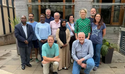 Groep mensen in samenwerking project Kenia - Nederland