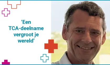 Gesplit beeld: de rechterhelft toont een portretfoto van Edwin van Opstal, met kort donker en grijs haar, met een gele blouse aan. Links staat de quote "Een TCA-deelname vergroot je wereld" met linksboven twee plusjes en rechtsonder twee plusjes, waarvan één ingevuld met kleur en de rest alleen met een gekleurde belijning.