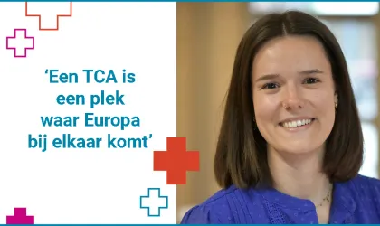 Rechterhelft staat een portretfoto van Ruby Maes. Ze heeft stijl donker haar tot op haar schouders en een blouse aan met een diep blauwe kleur. Ze lacht. Links staat een quote: 'Een TCA is een plek waar Europa bij elkaar komt'. De quote wordt omgeven door twee plusjes linksboven en twee plusjes rechtsonder. Rechtsonder is er één plus ingevuld met kleur, de rest is alleen met een gekleurde belijning. 