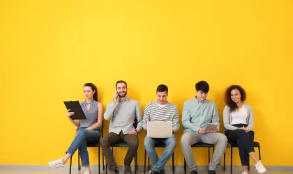 Mensen op een bankje tegen gele achtergrond