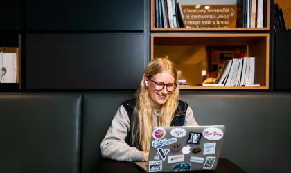 student met laptop