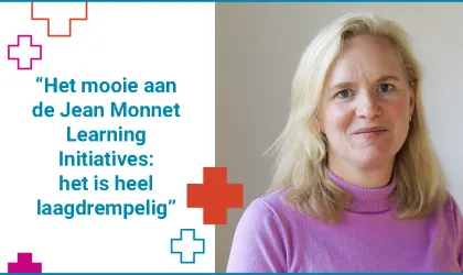 Een splitscreen, met rechts een portretfoto van Hanneke Blom (Vrouw, blond haar tot net over haar schouders, lila trui aan). Links staat een quote: "Het mooie aan de Jean Monnet Learning Initiatives: het is heel laagdrempelig"
