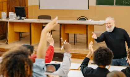 Schoolklas vanachter gefilmd